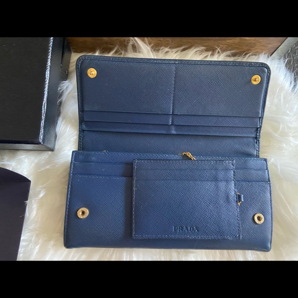 Prada Saffiano Wallet w/Removable badge holder - Picture 5 of 8